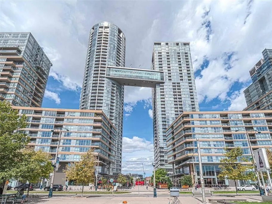 Cozy Condo In Downtown Toronto + Free Parking 0*,