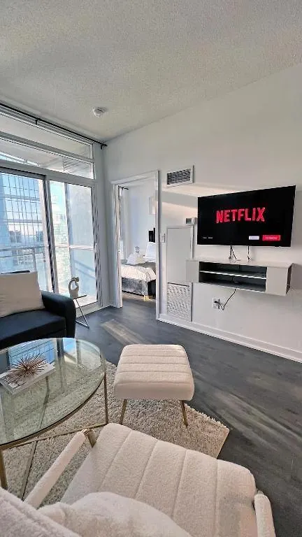 Cozy Condo In Downtown Toronto + Free Parking 0*,