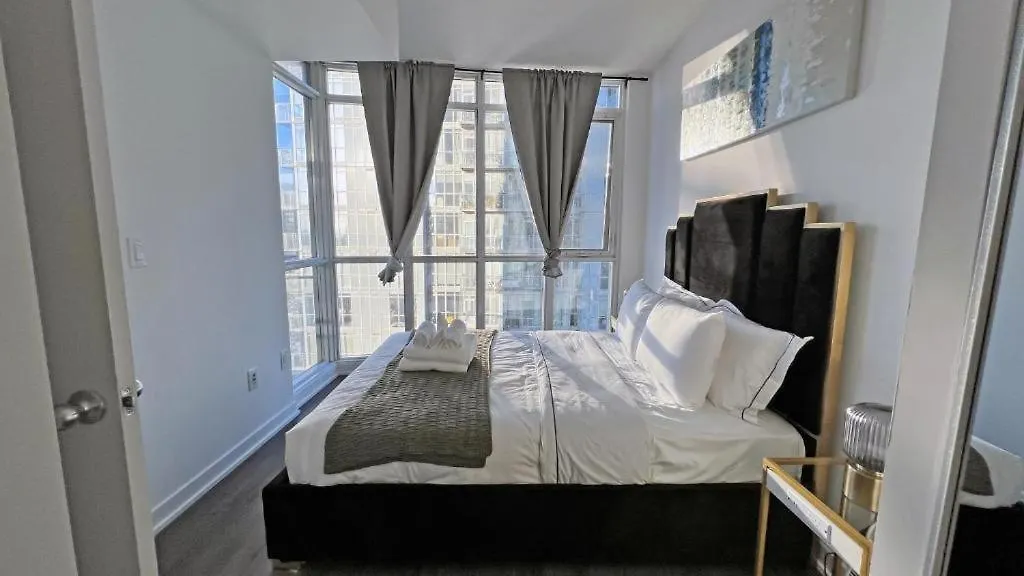 Cozy Condo In Downtown Toronto + Free Parking
