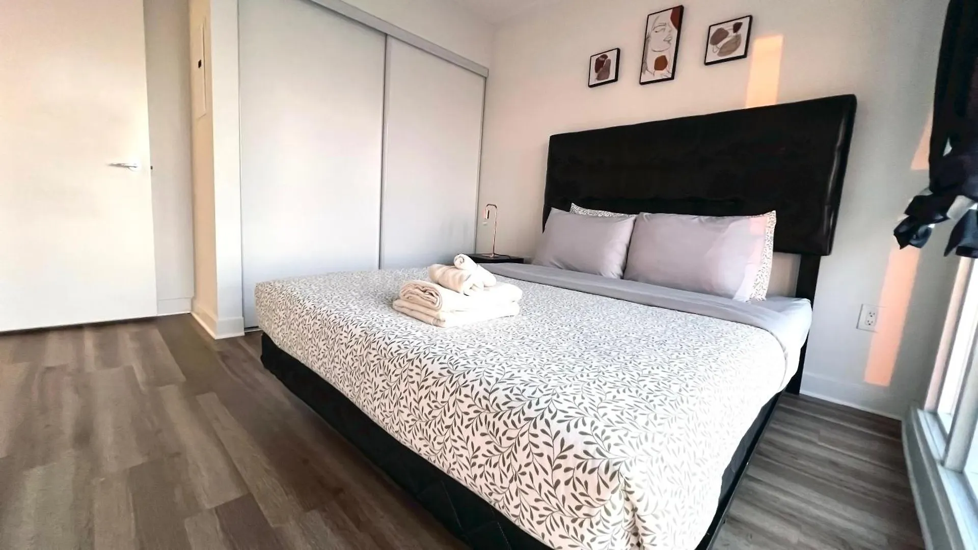Cozy Condo In Downtown Toronto + Free Parking 0*,  Canada