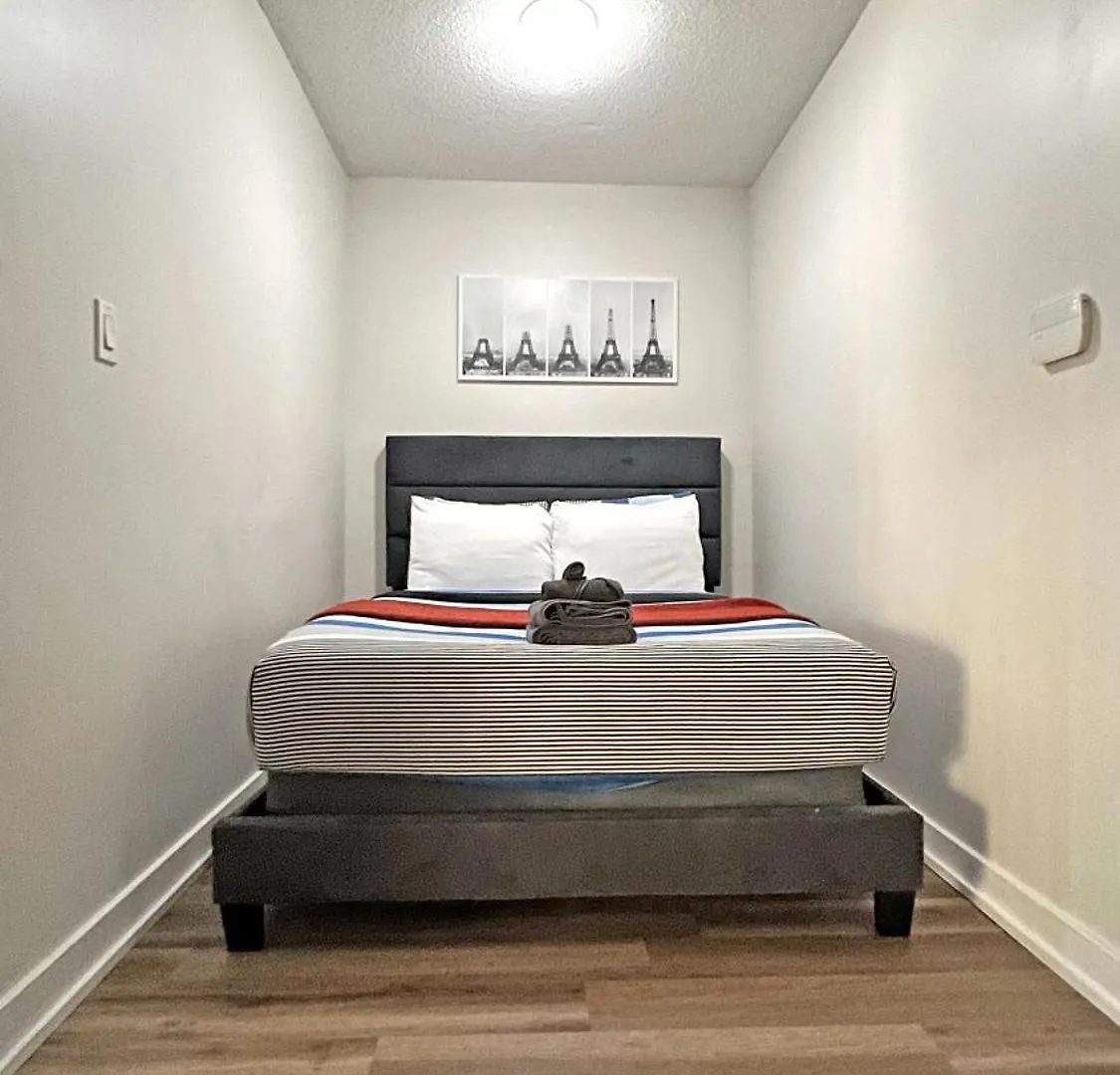 Cozy Condo In Downtown Toronto + Free Parking