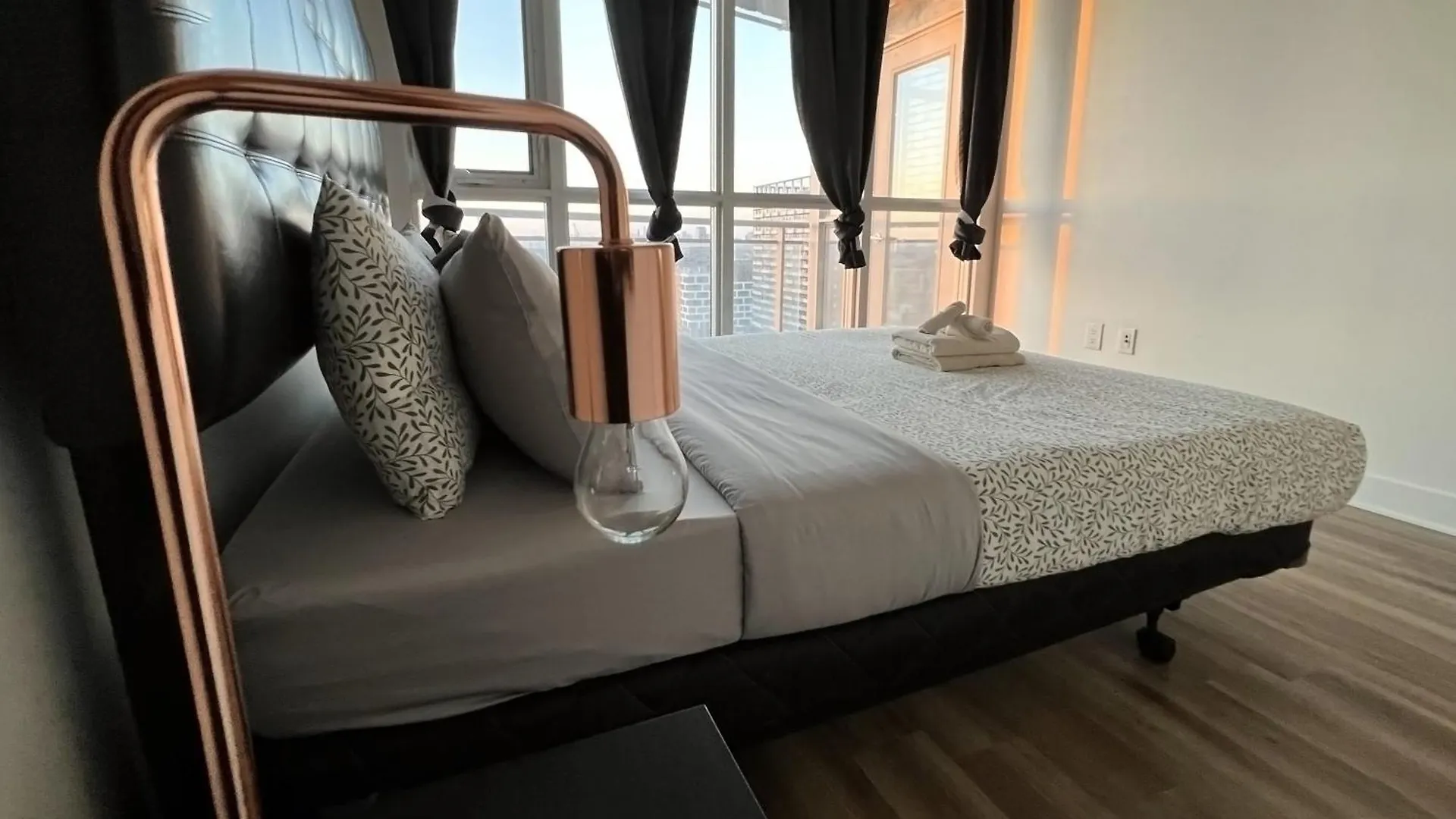 Cozy Condo In Downtown Toronto + Free Parking Canada