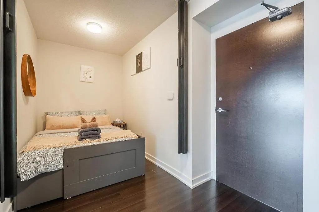 Cozy Condo In Downtown Toronto + Free Parking