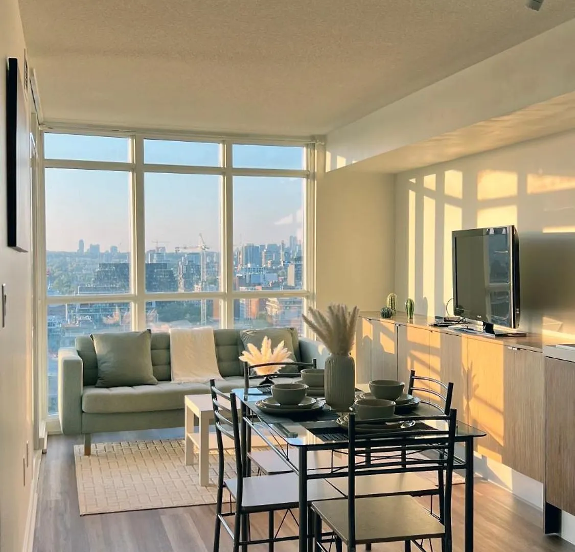 Cozy Condo In Downtown Toronto + Free Parking Apartment